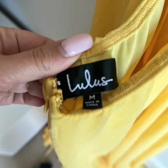 Beautiful gown for those spring/ summer- fall weddings! Lulus - size M - Picture 7 of 7